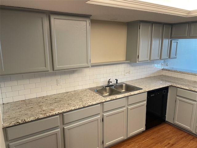 kitchen with dishwasher, decorative backsplash, sink, dark hardwood / wood-style floors, and gray cabinets