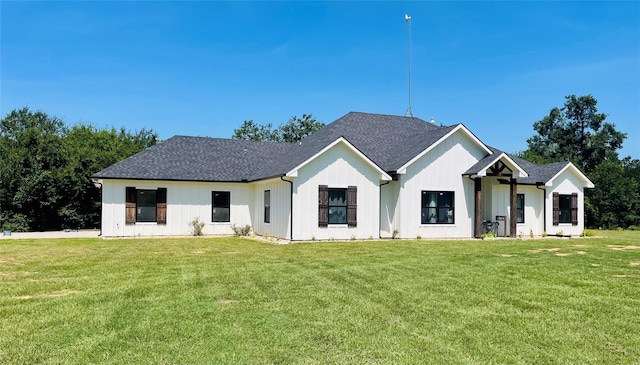 view of front of property with a front yard