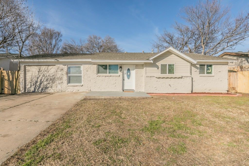 ranch-style house featuring a front yard