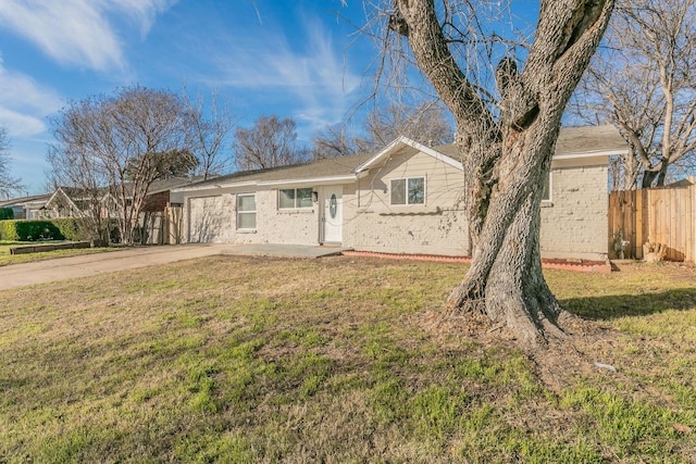 single story home featuring a front lawn