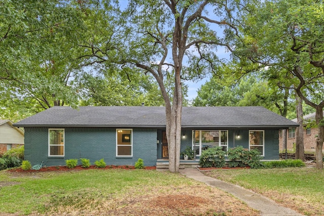 ranch-style home featuring a front lawn and a porch