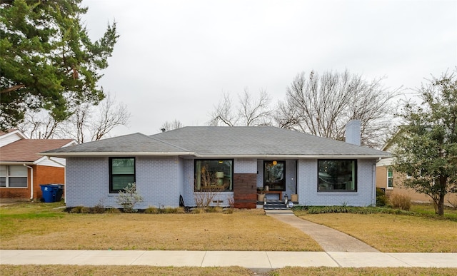 view of front facade featuring a front yard