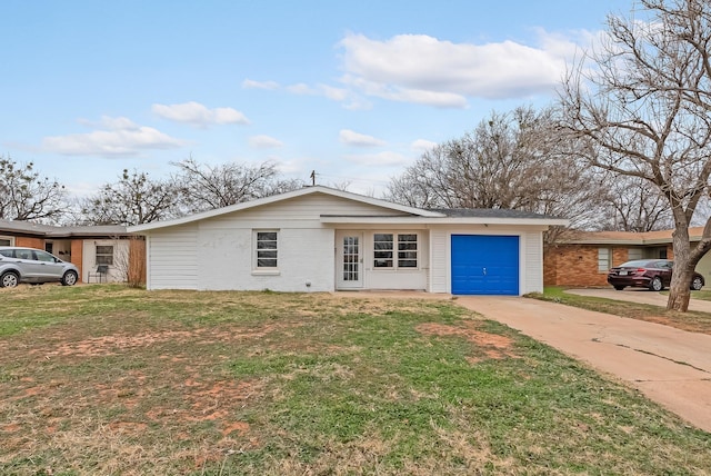 ranch-style house featuring a front lawn and a garage