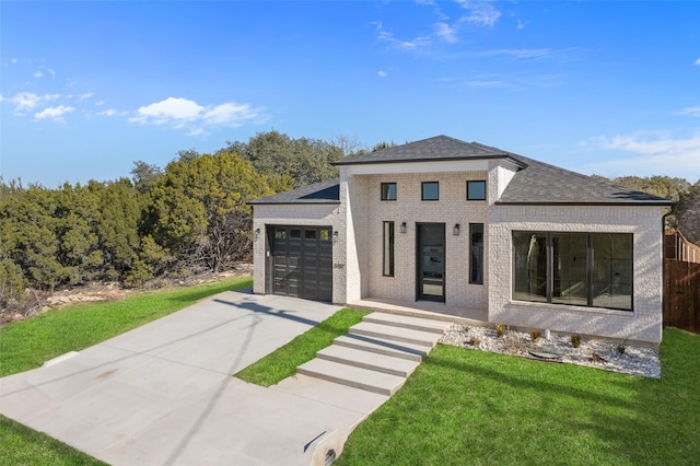 view of front of home featuring a front yard and a garage