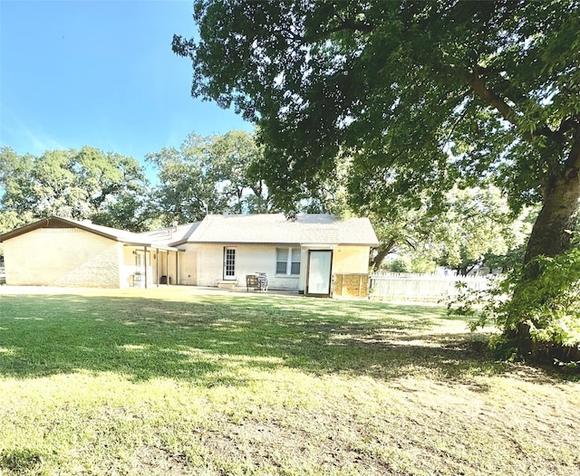 ranch-style home featuring a front lawn