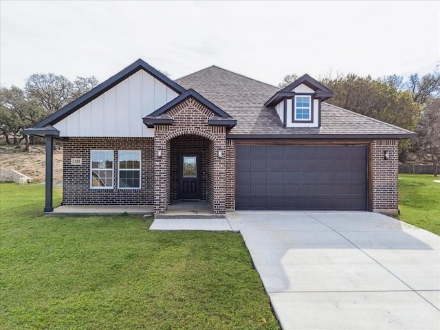 view of front of home featuring a front lawn and a garage