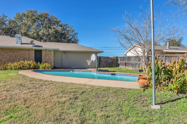 view of swimming pool featuring pool water feature and a yard