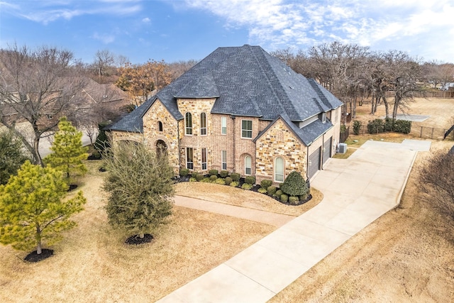 view of front of house featuring a front yard