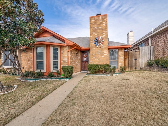 view of front facade featuring a front yard