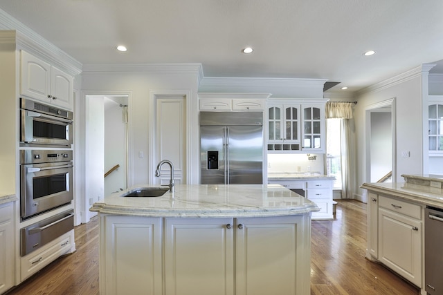 6601 Oak Hill Ct, Fort Worth, TX 76132 - kitchen with appliances with stainless steel finishes, a sink, a warming drawer, crown molding, and white cabinets
