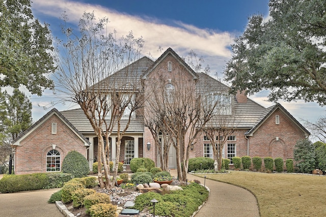 view of front facade with a lawn