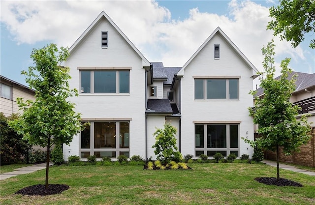 view of front of property featuring a front yard