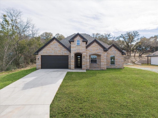 view of front of home featuring a front lawn and a garage