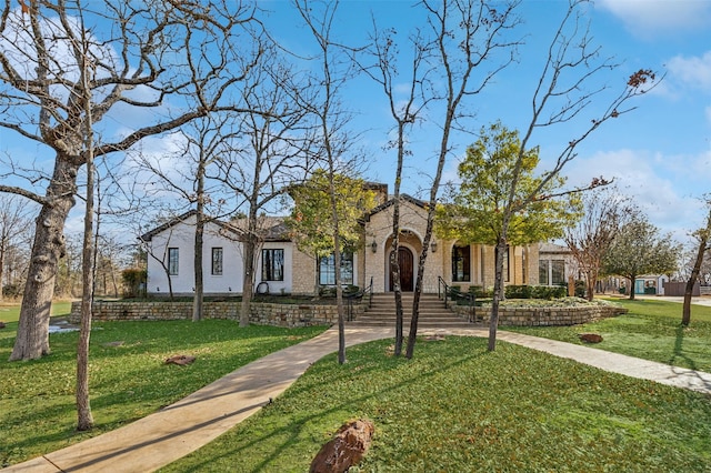 view of front of house featuring a front lawn