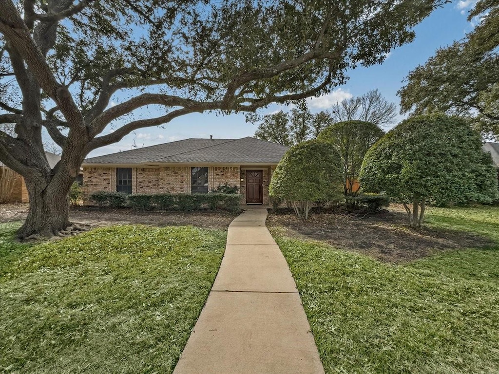 ranch-style house featuring a front lawn