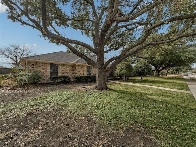 ranch-style home with a front yard