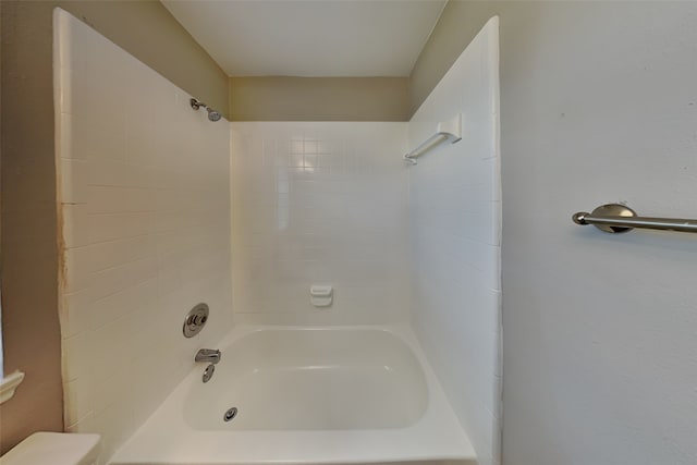 bathroom featuring tiled shower / bath combo