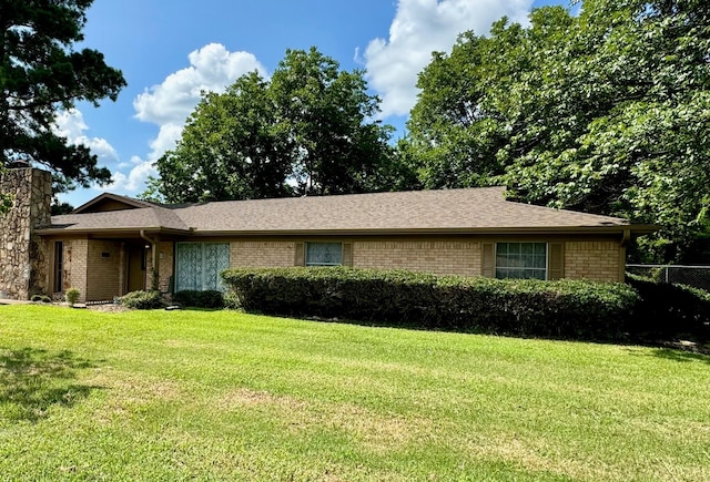 ranch-style house featuring a front lawn