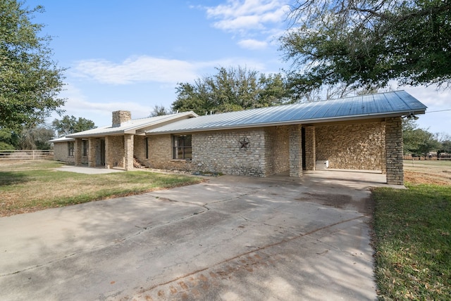 ranch-style home featuring a front lawn