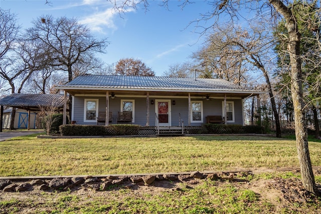 view of front of house featuring ceiling fan, a front yard, and a porch