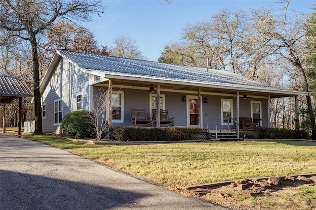 view of front of home featuring ceiling fan, a front yard, and a porch