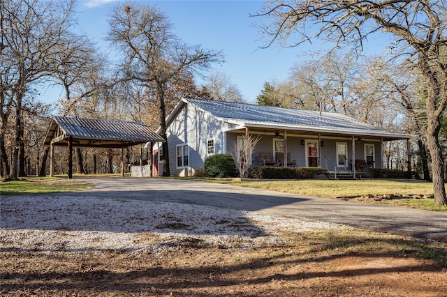 view of front facade featuring a front yard, a porch, and a carport