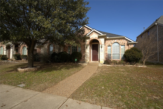 view of front of house featuring a front yard