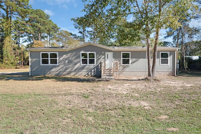 view of front of home featuring a front yard