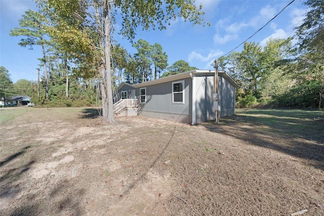 manufactured / mobile home featuring a front yard