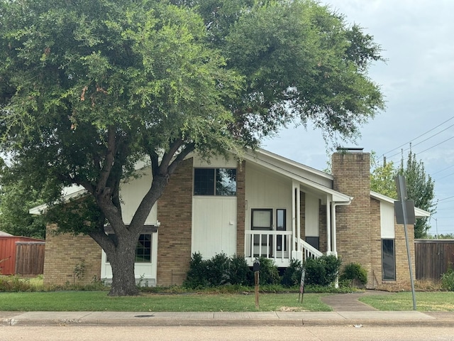 view of front of home with a front lawn