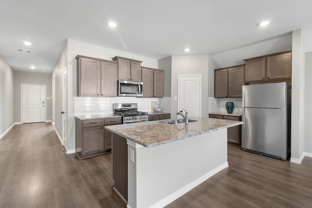 418 Rawhide Way, Princeton, TX 75407 - kitchen with stainless steel appliances, a sink, backsplash, dark wood finished floors, and recessed lighting