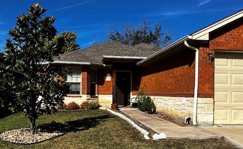 view of front facade featuring a front yard and a garage