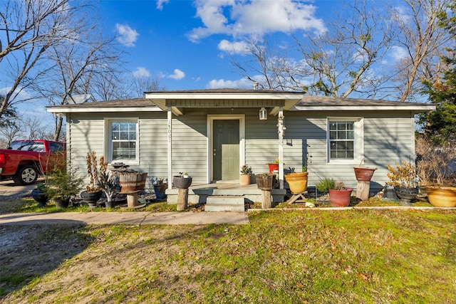 view of front facade featuring a front yard