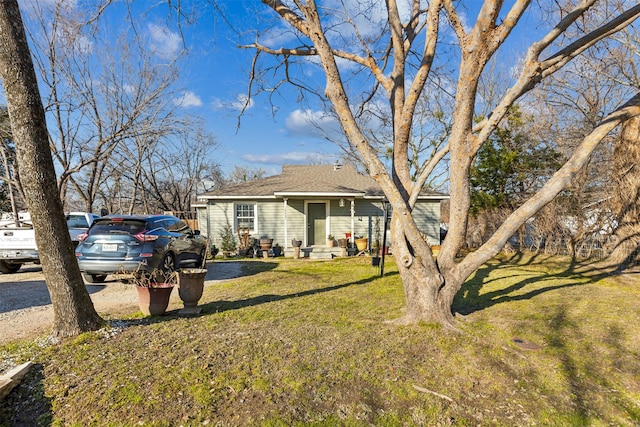 view of front facade featuring a front yard