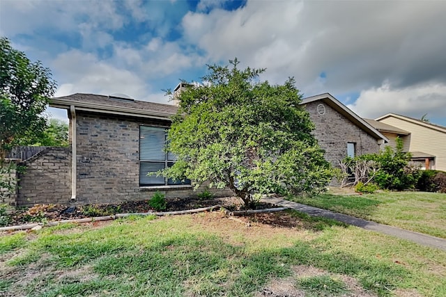 view of front of property with a front yard