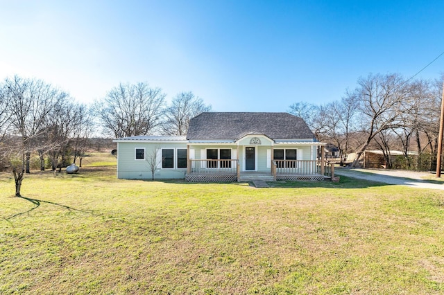 view of front facade featuring a front yard and a porch