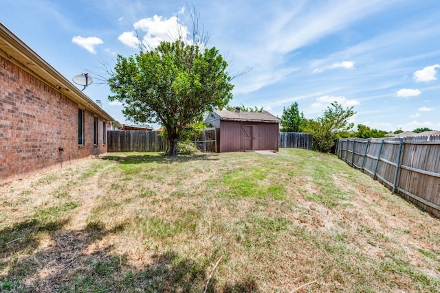 view of yard featuring a shed, a fenced backyard, and an outdoor structure