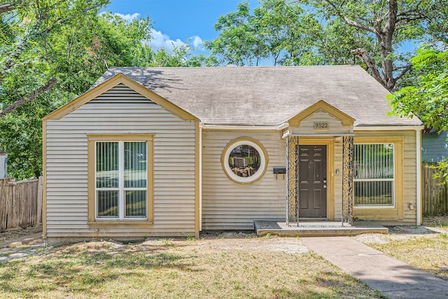 view of front of house featuring a front yard