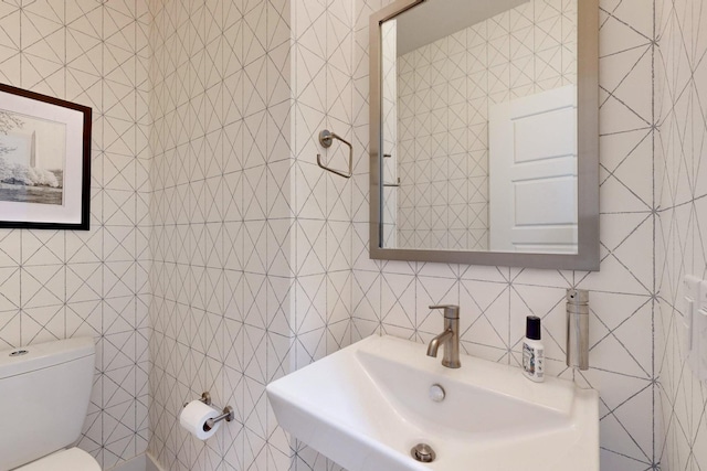 bathroom featuring toilet and sink