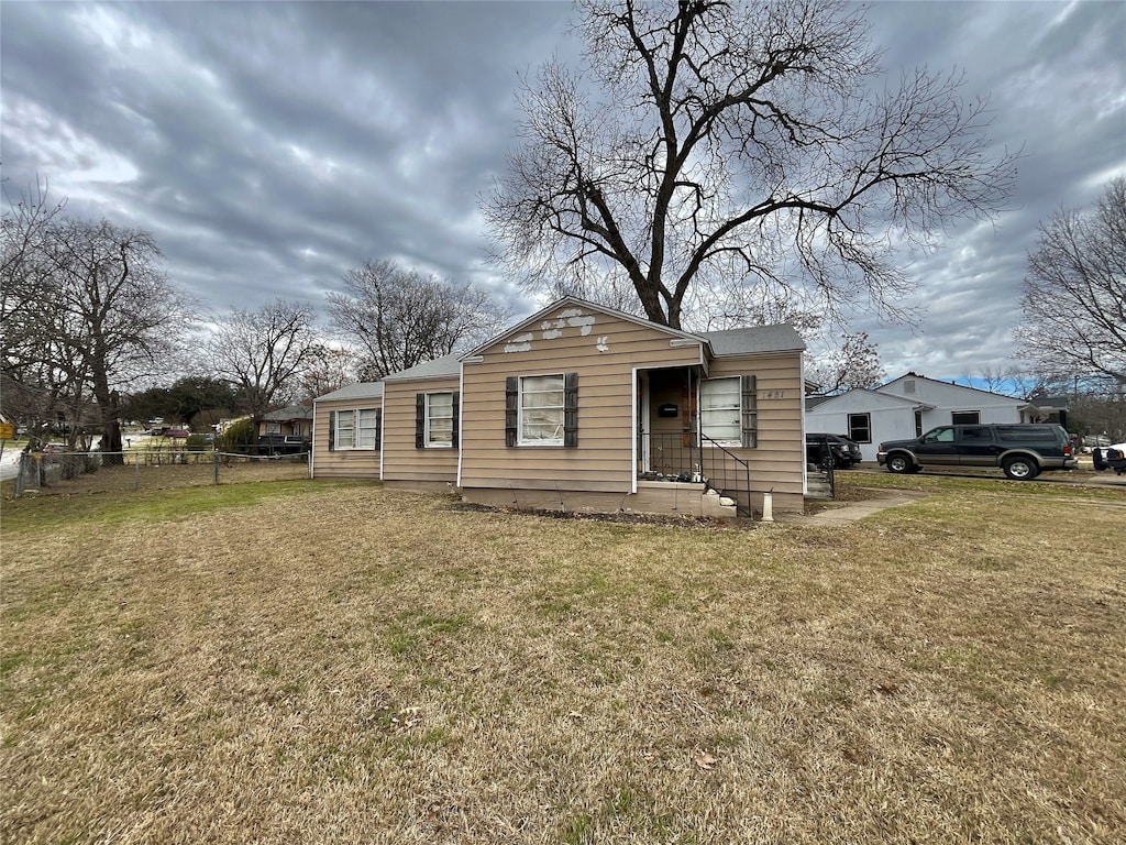 view of front of home with a front yard