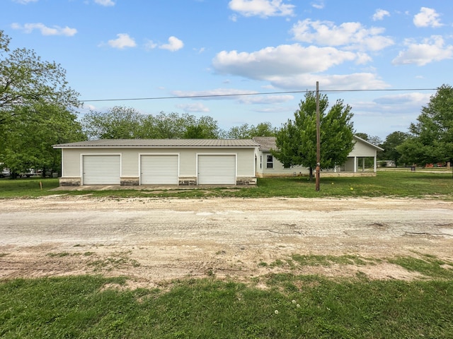 view of outdoor structure featuring dirt driveway