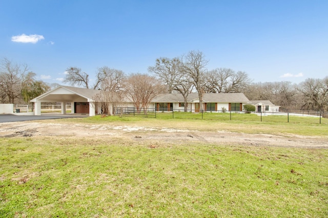 view of front of property featuring a front lawn, a carport, driveway, and fence