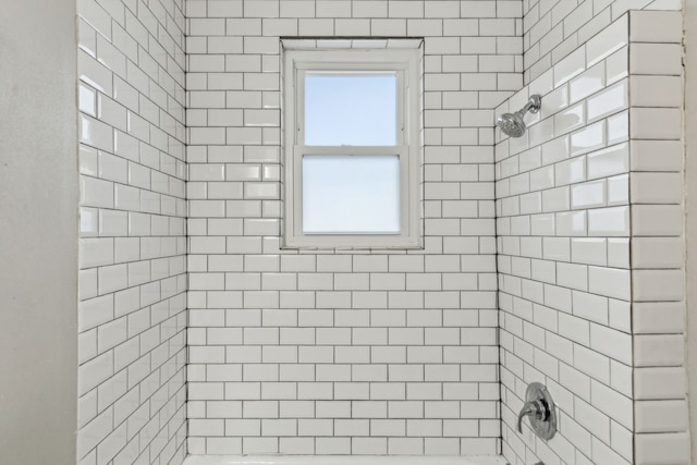 bathroom featuring tiled shower / bath combo