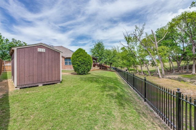 view of yard featuring a storage unit