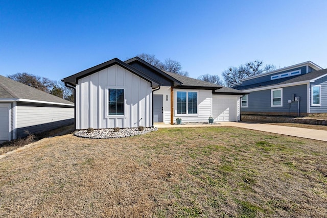 view of front of home featuring a garage and a front yard