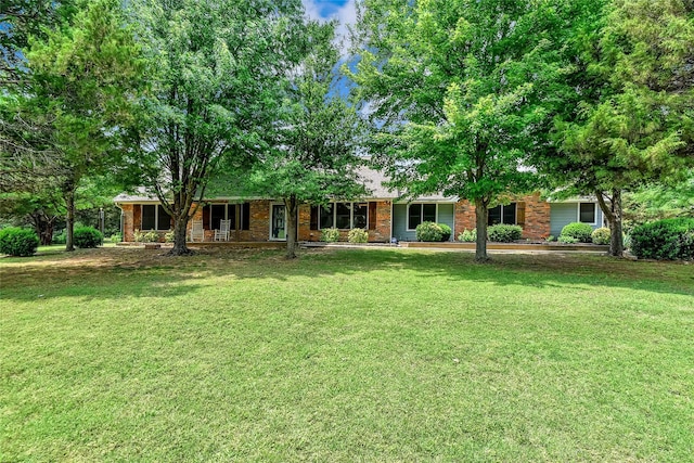 ranch-style home featuring a front lawn