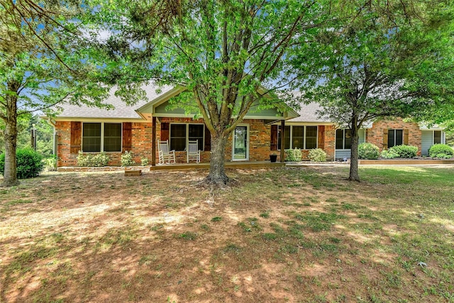 view of front of house featuring a front yard