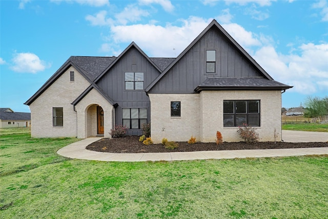 view of front facade featuring a front yard