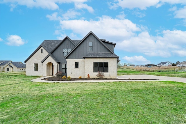 view of front of house featuring a front yard