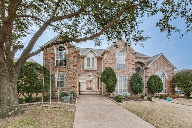 view of front facade featuring a front yard